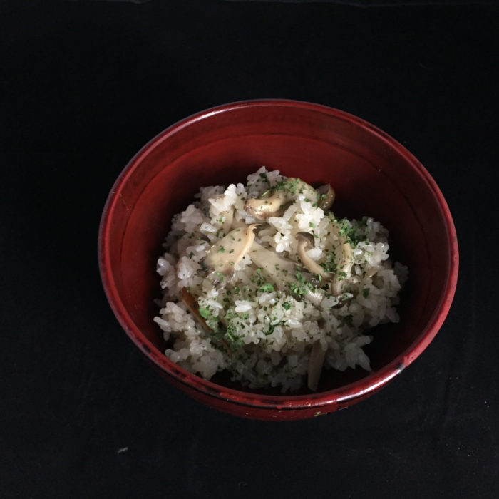 This takikomi-gohan is made with three kinds of mushrooms.