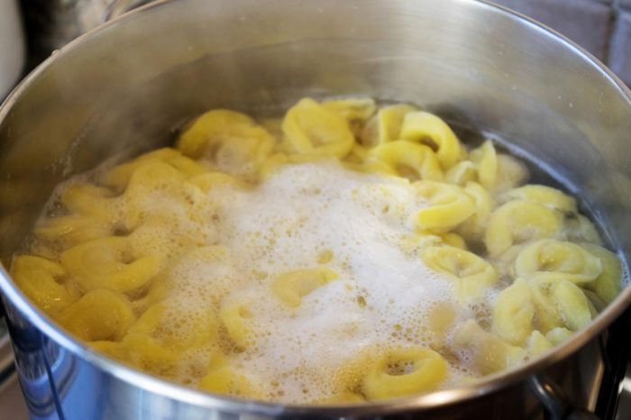 tortellini boiling in water
